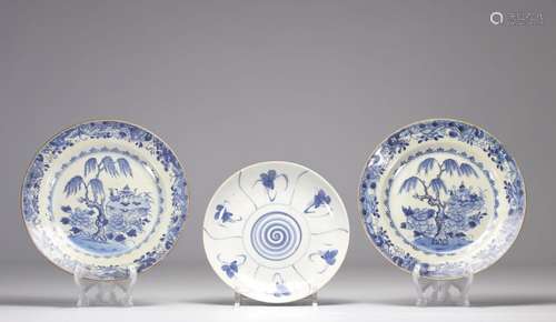 Lot de 3 assiettes en porcelaine de chine blanc bleu
Po