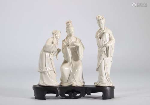 (3) Porcelaine blanc de chine de trois personnages d'ép