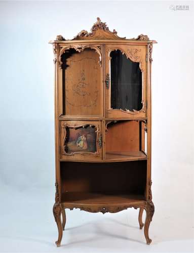 Meuble vitrine Louis XV ornée d'une scène romantique
Po