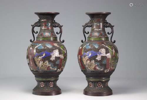 Paire de vases encloisonnés provenant d'Asie du XIXe si