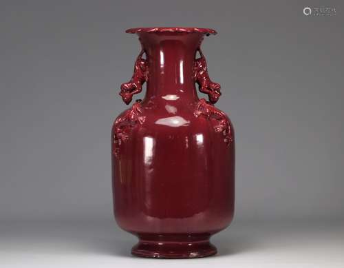 Vase en porcelaine glaçure rouge décoré de Chilons
Poid