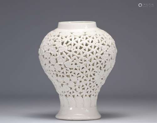 Vase en blanc de chine ajouré marque de Kangxi
Poids: 1