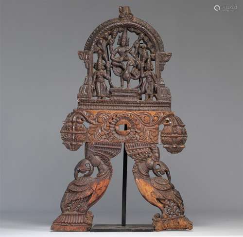 Inde sculpture en bois orné de personnages
Poids: 2.40