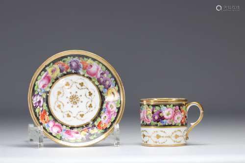 Tasse en porcelaine de Paris à décor de fleurs
Poids: 2