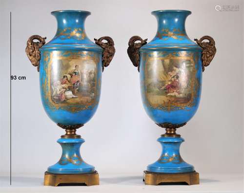 Paire de vases en porcelaine de Sèvres monumentales orn