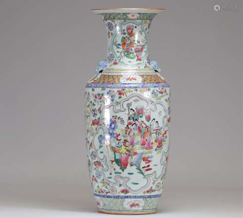 Vase en porcelaine de chine
Poids: 5.50 kg
Livraison in