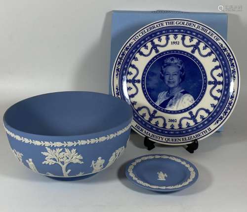 A GROUP OF THREE WEDGWOOD ITEMS - JASPERWARE FRUIT BOWL AND ...