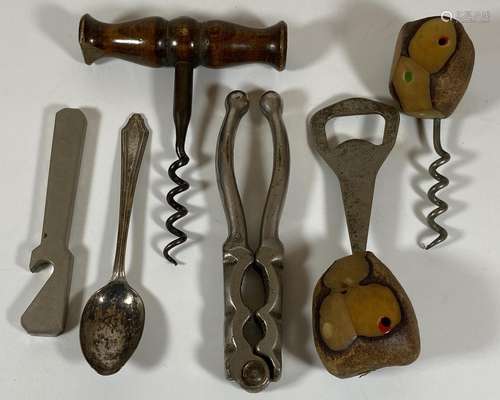 A MIXED LOT TO INCLUDE HALLMARKED SILVER TEASPOON, FRUITWOOD...