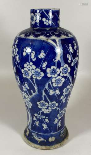 A LARGE LATE 19TH CENTURY CHINESE QING BLUE AND WHITE PRUNUS...