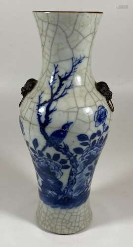 AN EARLY 20TH CENTURY CHINESE BLUE AND WHITE CRACKLE GLAZE V...