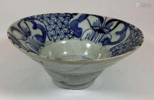 A 19TH CENTURY CHINESE QING BLUE AND WHITE PORCELAIN FOOTED ...