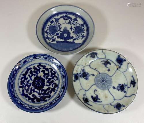 A GROUP OF THREE 19TH CENTURY AND LATER CHINESE BLUE AND WHI...