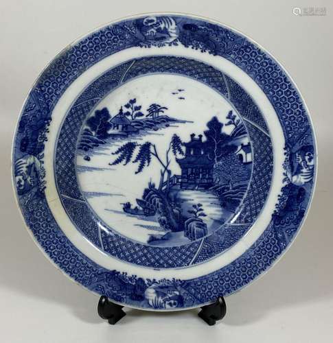 A 19TH CENTURY CHINESE BLUE AND WHITE PORCELAIN DISH, DIAMET...