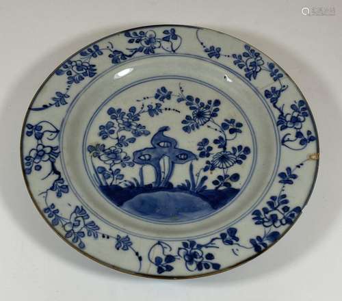 AN 18TH CENTURY CHINESE BLUE AND WHITE PORCELAIN PLATE, DIAM...