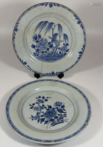 A PAIR OF 18TH CENTURY CHINESE BLUE AND WHITE FLORAL PLATES,...