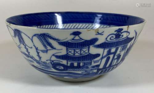 A 19TH CENTURY CHINESE BLUE AND WHITE PORCELAIN BOWL WITH PA...