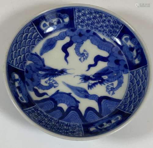 A CHINESE BLUE AND WHITE DRAGON DESIGN DISH, DIAMETER 11.5CM