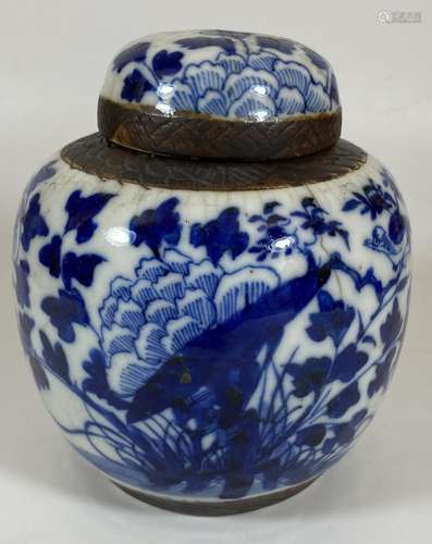 A LATE 19TH / EARLY 20TH CENTURY CHINESE BLUE AND WHITE CRAC...