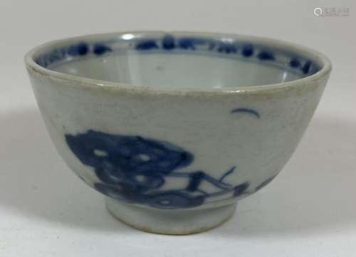 AN 18TH CENTURY CHINESE BLUE AND WHITE PORCELAIN TEA BOWL, D...