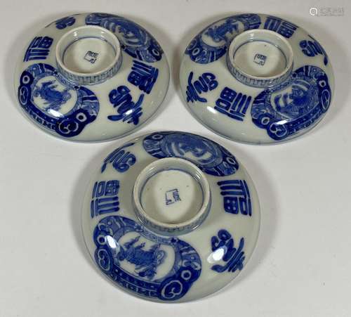 A SET OF THREE CHINESE BLUE AND WHITE PORCELAIN DISHES WITH ...