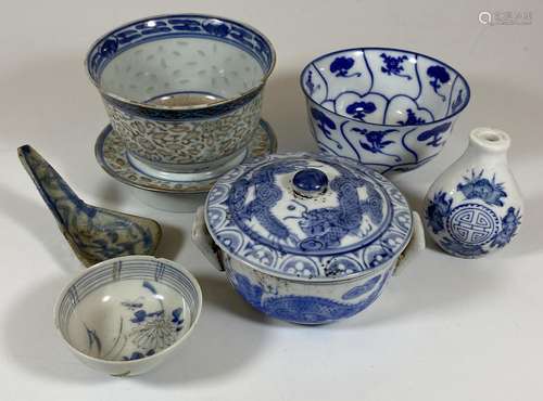 A COLLECTION OF CHINESE BLUE AND WHITE PORCELAIN ITEMS, MING...