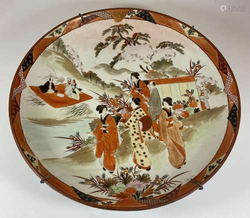 A LARGE JAPANESE MEIJI PERIOD (1868-1912) KUTANI CHARGER WIT...