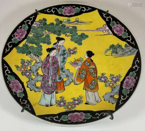 A LARGE 20TH CENTURY ORIENTAL YELLOW GROUND CHARGER WITH FIG...