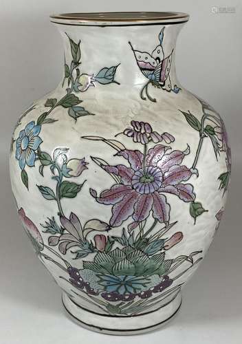 A LARGE 20TH CENTURY CHINESE FLORAL DESIGN VASE, BASE HAS BE...