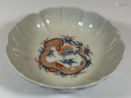 A JAPANESE IMARI DRAGON DESIGN DISH, DIAMETER 15CM