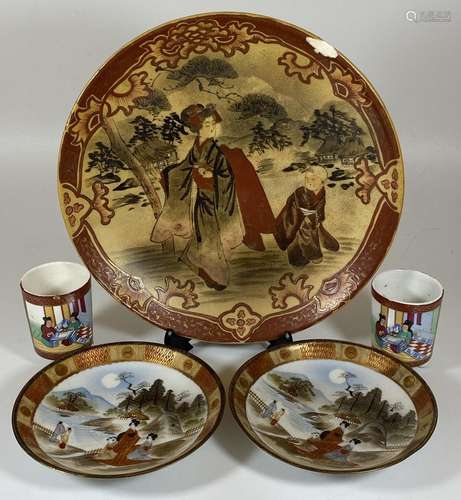 FIVE JAPANESE ITEMS - SATSUMA CHARGER / PLATE, PAIR OF POTS ...