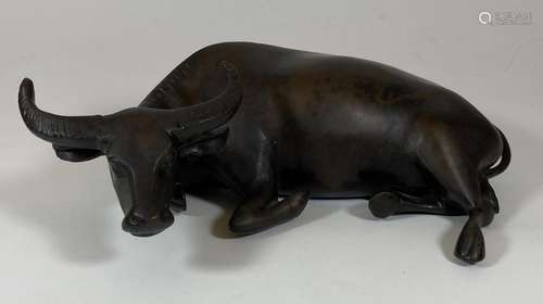 A HEAVY SOLID BRONZE CHINESE MODEL OF AN OX, APPROX LENGTH 2...