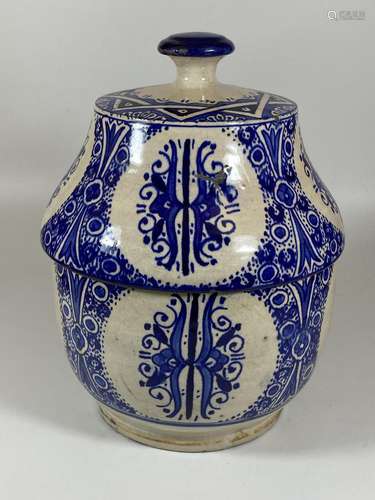 A LARGE VINTAGE IZNIK MIDDLE EASTERN LIDDED BLUE AND WHITE P...