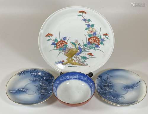 A GROUP OF FOUR ORIENTAL PORCELAIN ITEMS, FLORAL PLATE, JAPA...