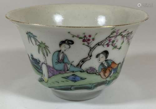 AN EARLY 20TH CENTURY CHINESE PORCELAIN BOWL WITH FIGURAL DE...