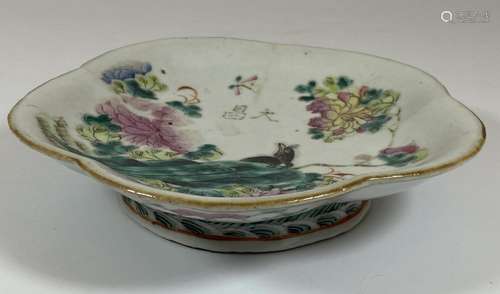 A 19TH CENTURY CHINESE TONGZHI PORCELAIN FLORAL FOOTED DISH,...