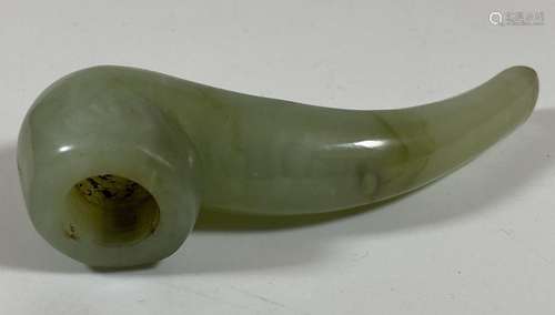 A CHINESE JADEITE JADE STYLE SMALL PIPE, LENGTH 9CM