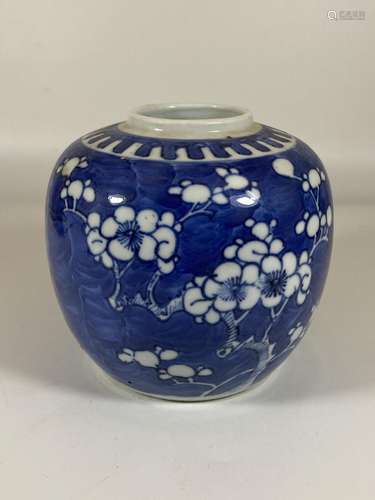 AN EARLY 20TH CENTURY CHINESE BLUE AND WHITE PRUNUS BLOSSOM ...