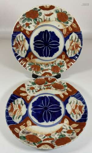 A PAIR OF JAPANESE MEIJI PERIOD (1868-1912) IMARI SCALLOPED ...