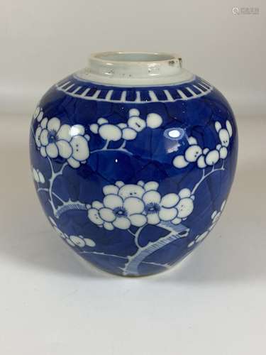 AN EARLY 20TH CENTURY CHINESE BLUE AND WHITE PRUNUS BLOSSOM ...