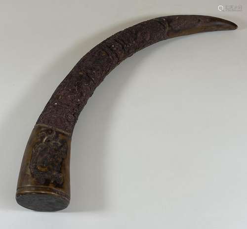 AN ORIENTAL CAVRED RESIN HORN, LENGTH APPROX 42CM