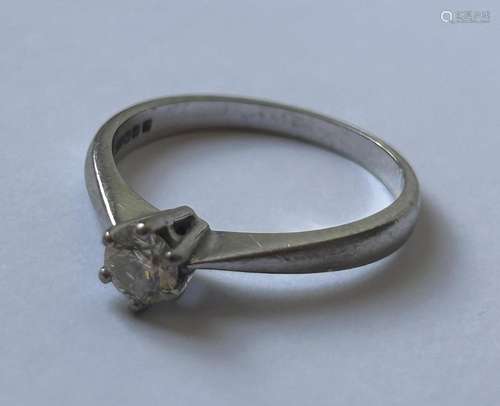 AN 18 CARAT WHITE GOLD DIAMOND SOLITAIRE RING WITH A 0.33 CA...