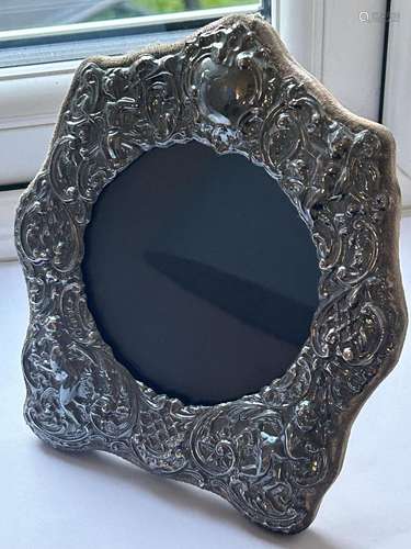 A VINTAGE HALLMARKED LONDON SILVER PHOTO FRAME WITH CHERUB D...