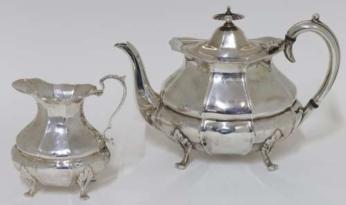 A silver teapot and milk jug, Sheffield, 1913, Albert Henry ...