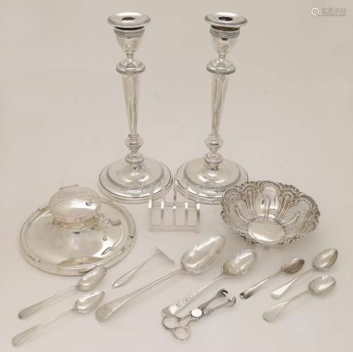 A group of silver, including: a toast rack, Sheffield, 1926,...