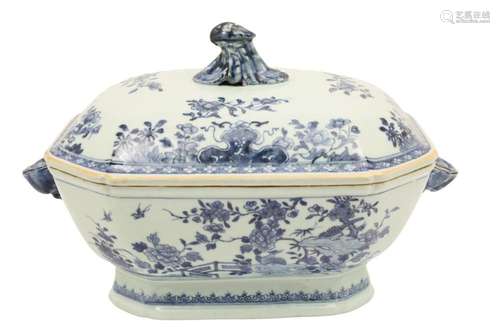 CHINESE EXPORT BLUE AND WHITE PORCELAIN TUREEN