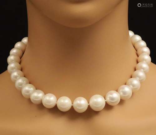 17" GRADUATING PEARL NECKLACE