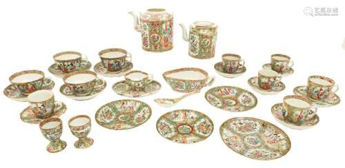 32 PCS OF CHINESE ROSE MEDALLION PORCELAIN