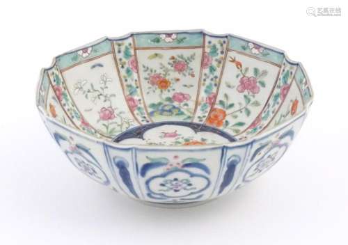 An Oriental famille rose bowl of octagonal form de…