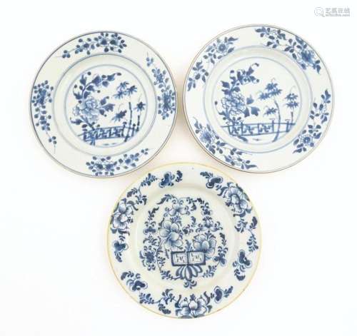 Two Chinese blue and white plates decorated with a…