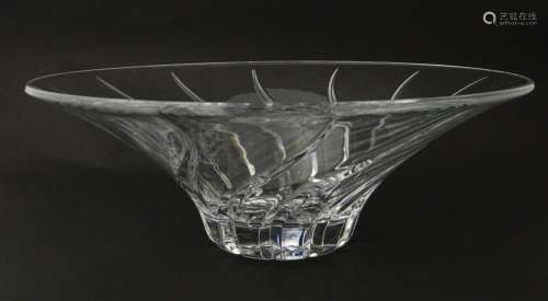 A large clear glass centrepiece bowl. Approx. 5" h…